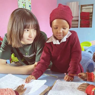 タンザニアの学校で子供たちへの基礎英語教育に取り組む日本人高校生ボランティア タンザニアの学校で子供たちへの基礎英語教育に取り組む日本人高校生ボランティア